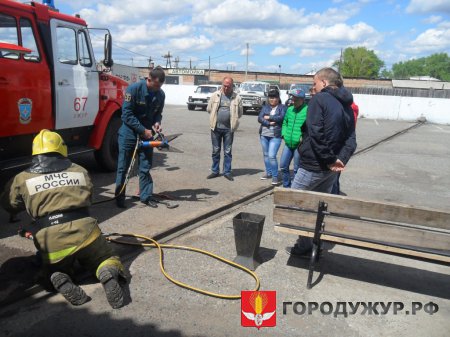 Спасатели-новобранцы Ужурского района изучили навыки работы с гидравлическим аварийно-спасательным оборудованием