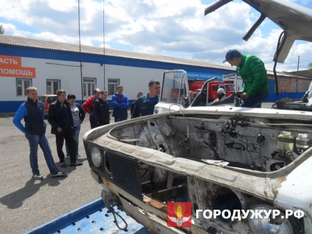 Спасатели-новобранцы Ужурского района изучили навыки работы с гидравлическим аварийно-спасательным оборудованием