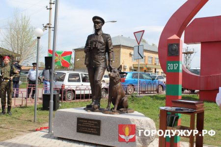 В Ужуре открыт памятник пограничнику